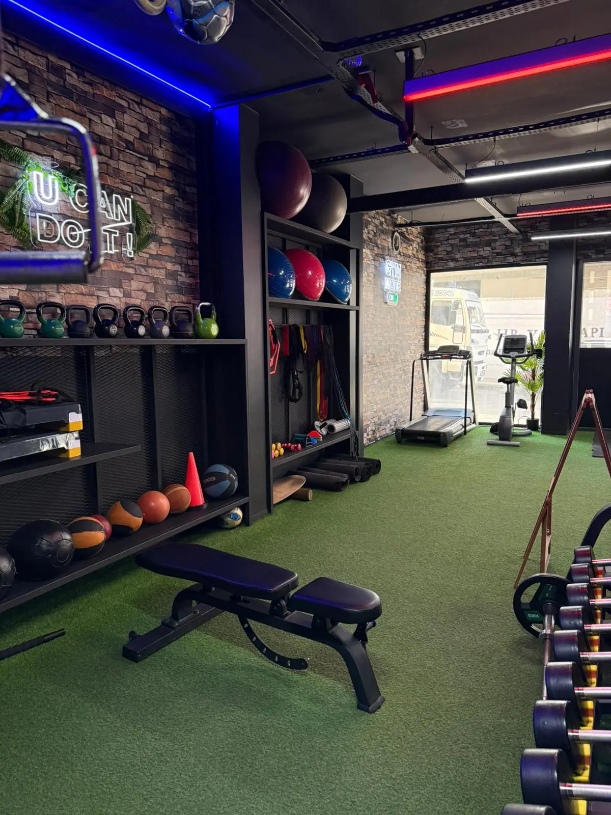 Challenge Club Istanbul'da boks torbaları ve kırmızı 'Boxing' neon tabelası