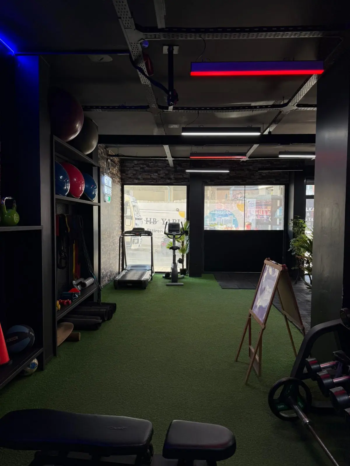 Challenge Club Istanbul logosu ve boks torbalarının bulunduğu duvar